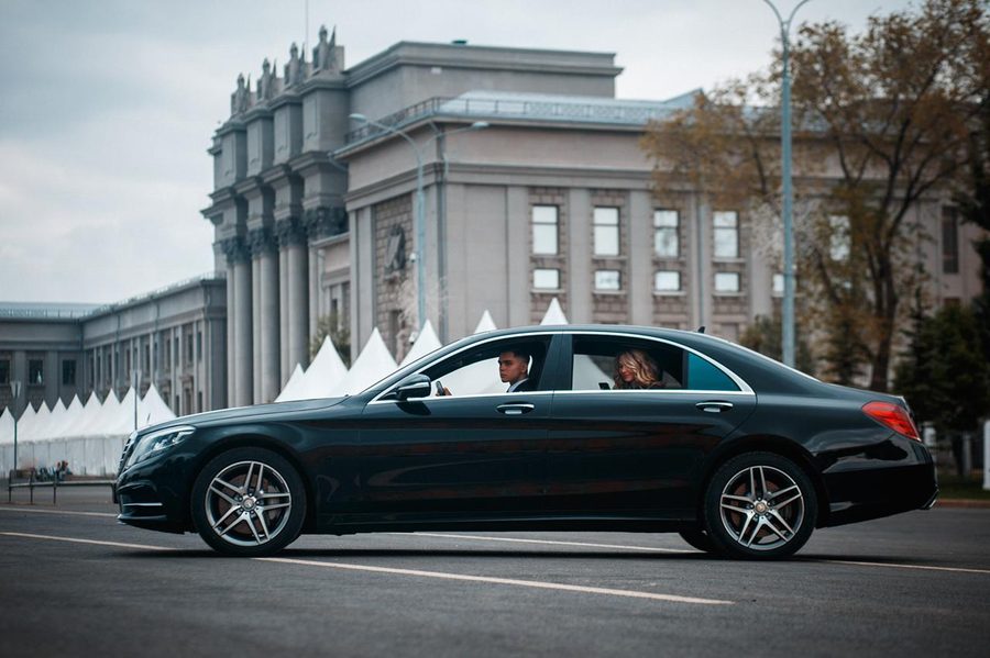 Водитель встречает гостя города: Mercedes S-класс в центре Самары